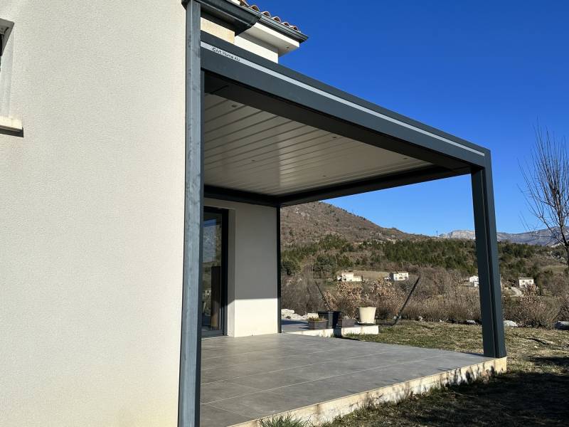 Pergola bioclimatique adossée sur 2 côtés proche de chatea-arnoux