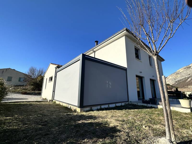 Pergola Bioclimatique avec 2 stores ZIP fermés sur le04 Alpes de Haute provence