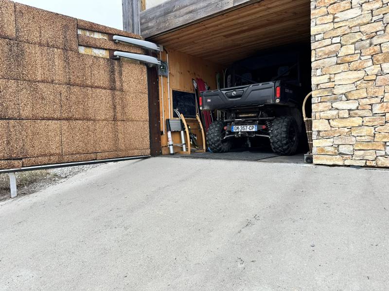 Double moteurs sur porte de garage mono vantail à ouverture extérieure à proximité de Gap