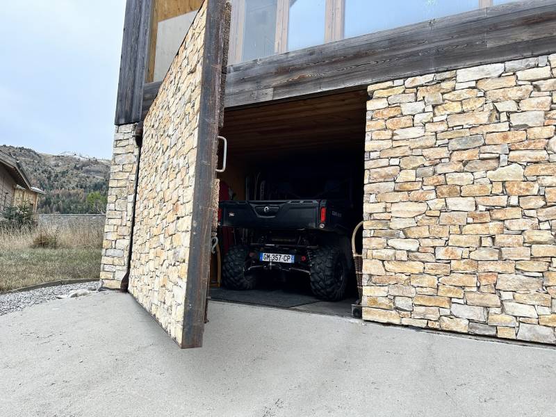 Installation porte de garage mono vantail à ouverture extérieure proche de Gap