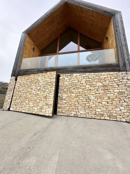 Motorisation porte de garage 1 vantail en béton sur un chalet proche de Gap