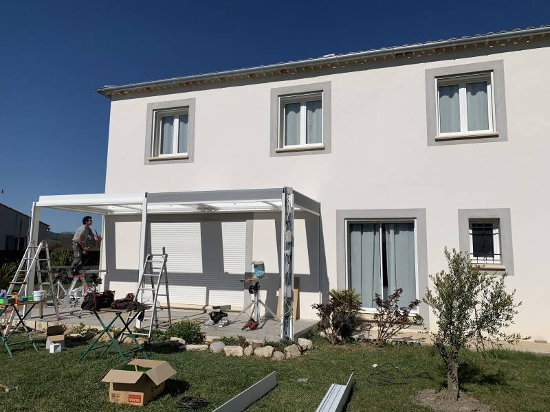 Photo pendant la pose d'une pergola ARTHOME ALU sur la commune de Les Mees