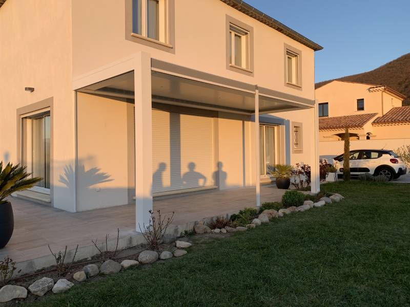 Pergola ARTHOME ALU blanche sur façade blanche dans les alpes de haute provence