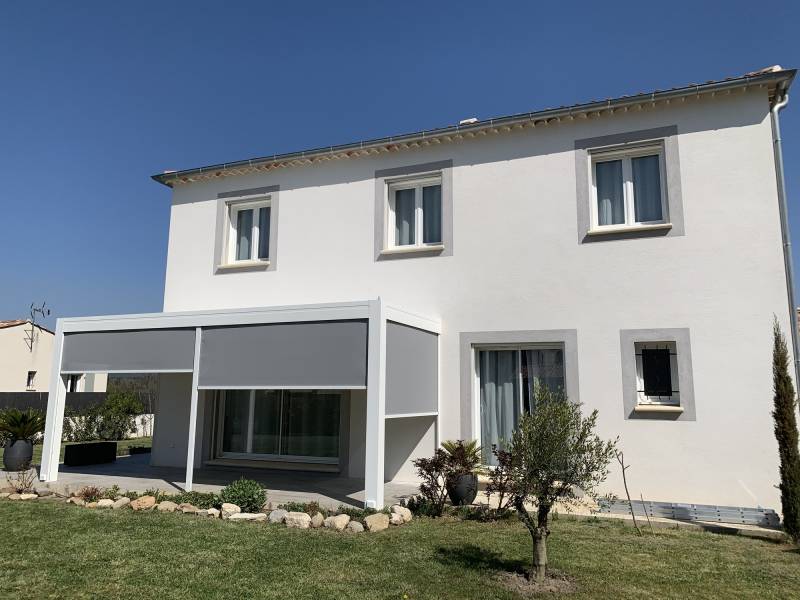 Installation d'une pergola bioclimatique blanche adossée à la façade avec stores screen Les Mées 04190