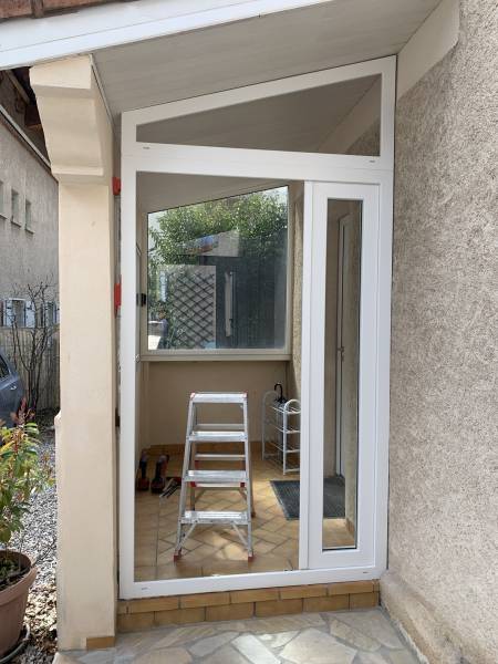 Installation en cours d'une porte d'entrée vitrée sur Digne Les Bains