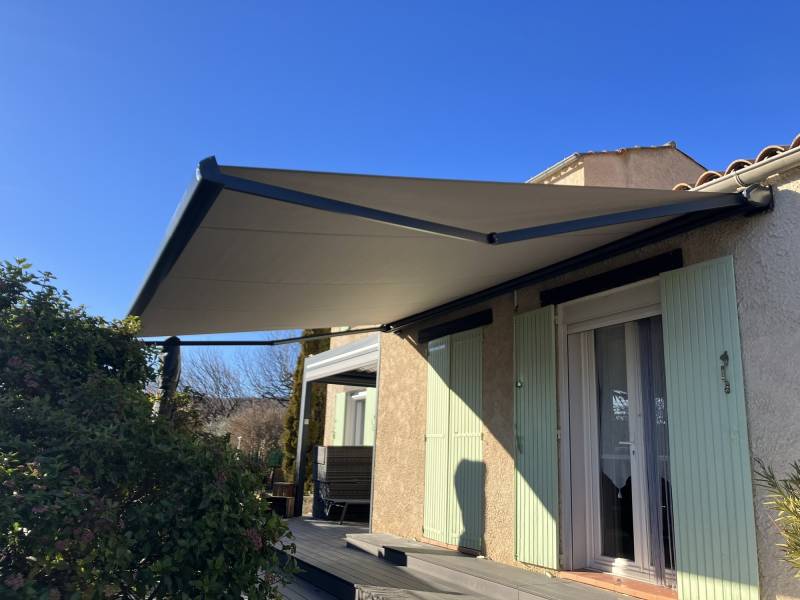 Installation d'un store banne avec une motorisation à commande radio pour se protéger du soleil sur la commune de Forcalquier 04300