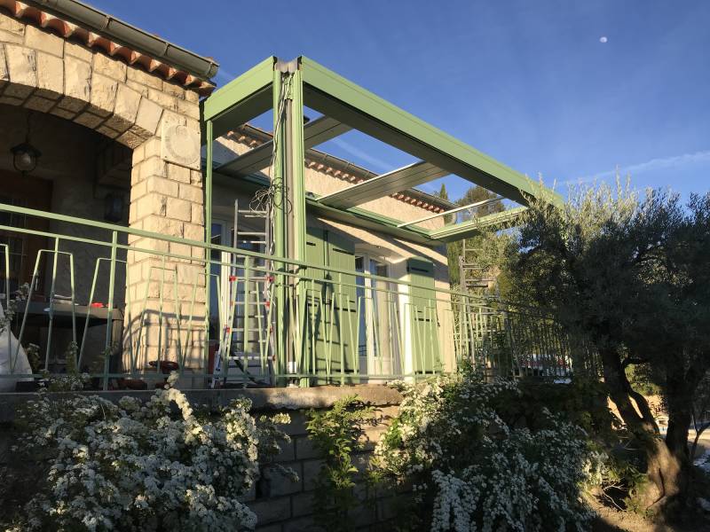 Pendant la pose d'une pergola bioclimatique sur la commune de volonne 04190