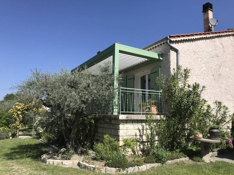 Mise en place d'une pergola bioclimatique sur une terrasse dans les Alpes de Haute Provence