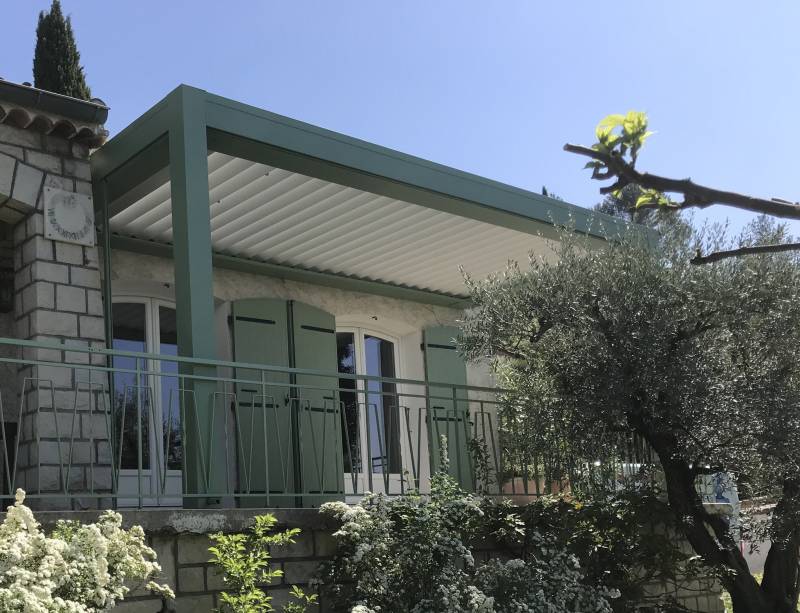 Installation d'une Pergola bioclimatique vert RAL 6021 proche de Chateau-Arnoux