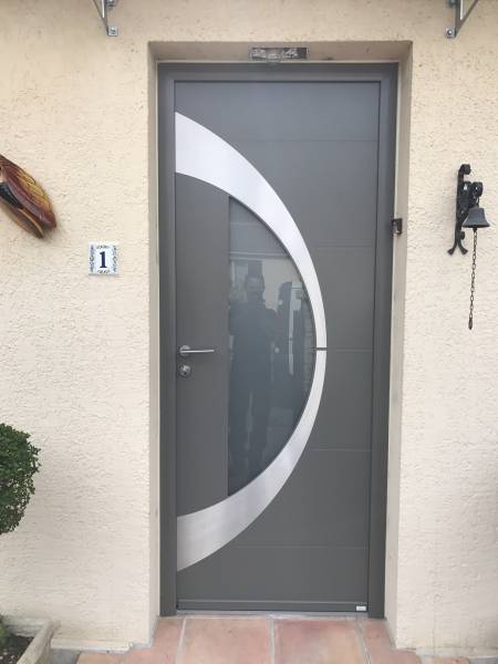 Installation porte d'entrée en aluminium isolée proche de Digne Les Bains dans les Alpes de Haute Provence