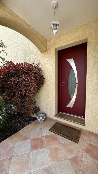 Porte d'entrée en aluminium Rouge avec vitrage et plaquage en inox sur Digne les bains