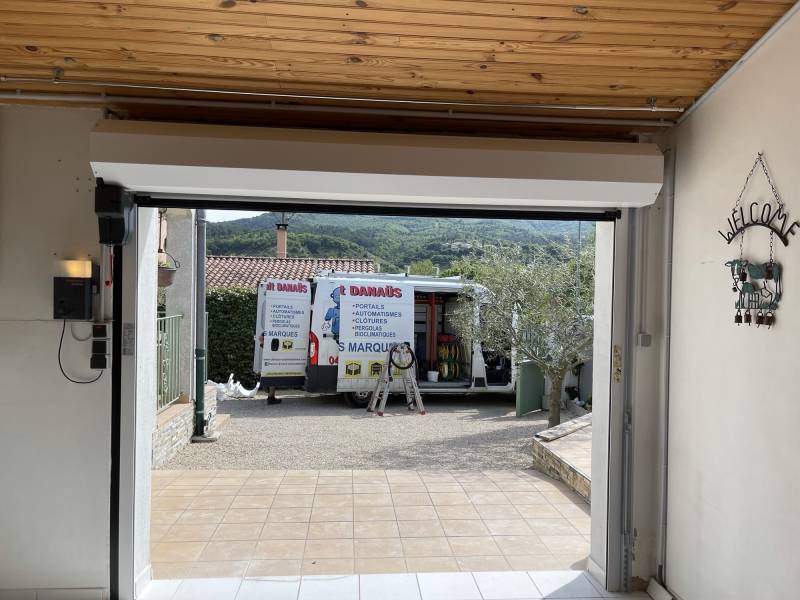 Installation d'un volet roulant de garage isolée sur la commune de Malijai