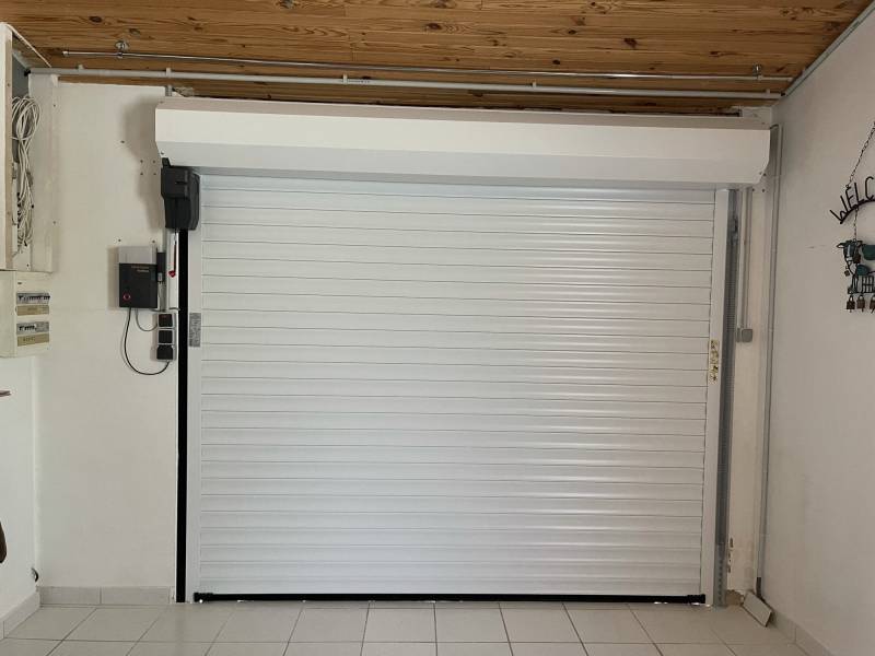 Vu intérieure d'une porte de garage enroulable dans le 04 Aples de Haute Provence