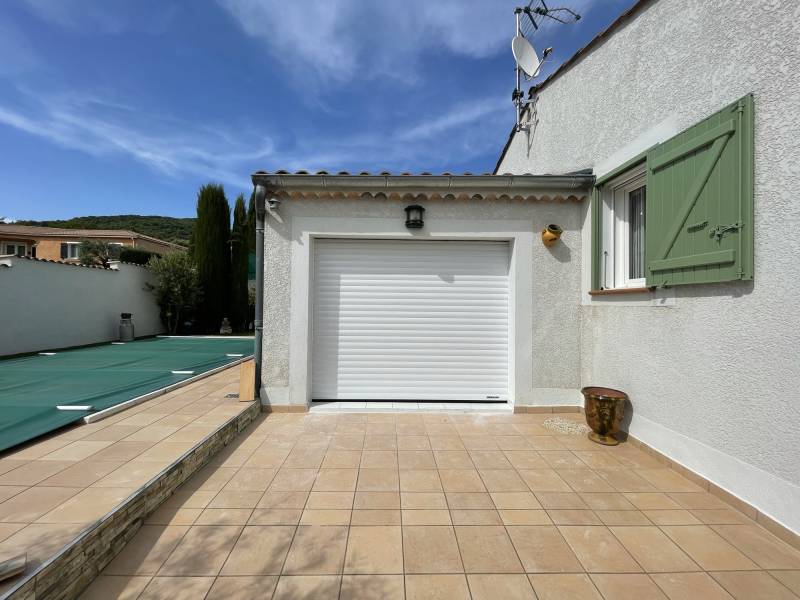 Remplacement d'une porte de garage enroulable proche de la comme de Chateau Arnoux