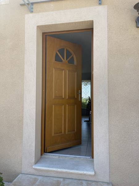 Ancienne porte d'entrée en bois avant remplacement par un modèle mixte bois/aluminium proche de Peyruis 04310