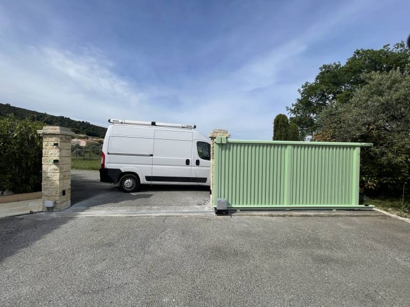 Portail à occlusion partielle en aluminium sur Peyruis dans le 04