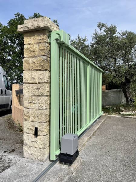 Motorisation coulissant FAAC 746 sur portail aluminium dans les alpes de haute provence