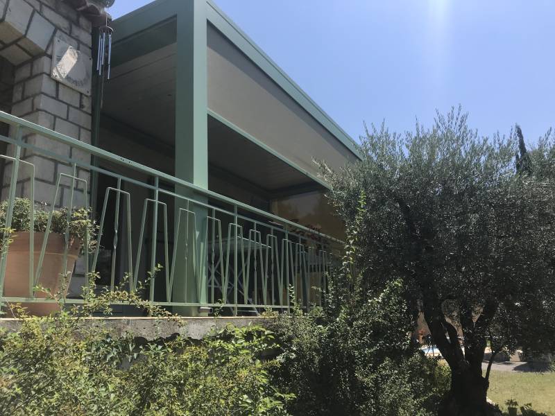 Installation d'une pergola bioclimatique avec stores screen dans les Alpes de Haute Provence
