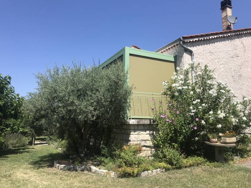 Pergola bioclimatique couleur Vert oilve RAL 6021 avec stores screen jaune secteur Chateau-Arnoux