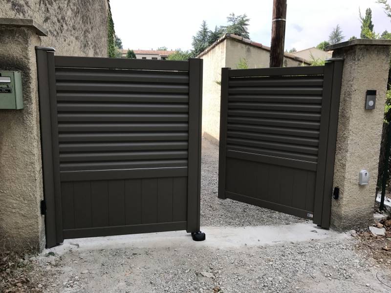 Portail aluminium 2 vantaux Couleur gris RAL 7006 avec motorisation FAAC 391 sur Mane 04300
