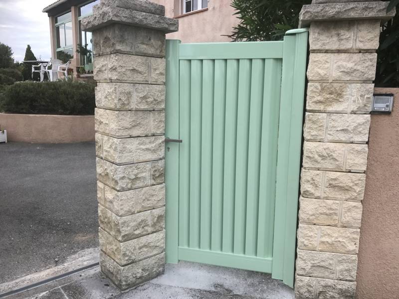 Portillon à occlusion partielle assorti au portail couleur vert aux allentours de Chateau-Arnoux