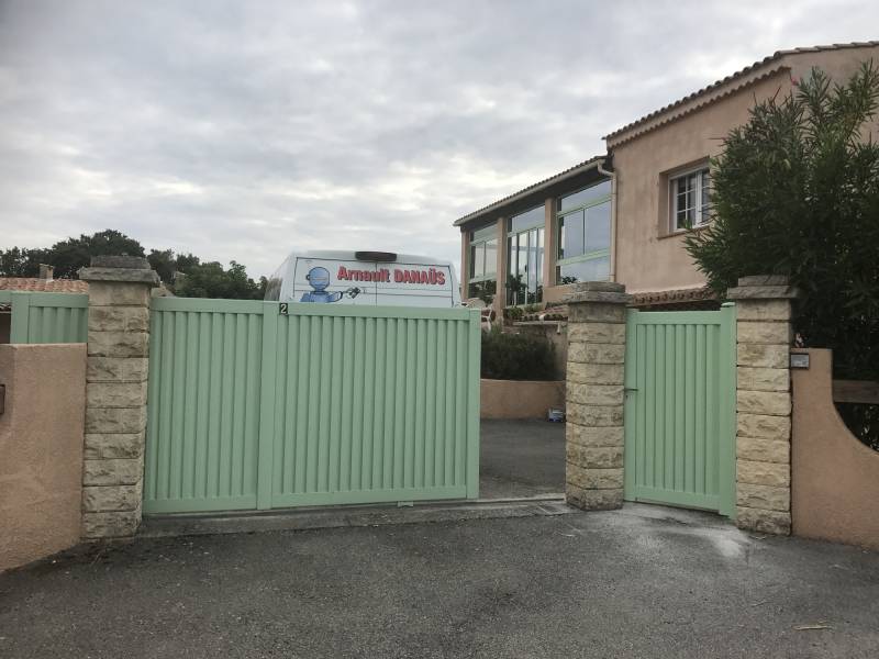 Portail coulissant à occlusion partielle avec motorisation FAAC en PACA