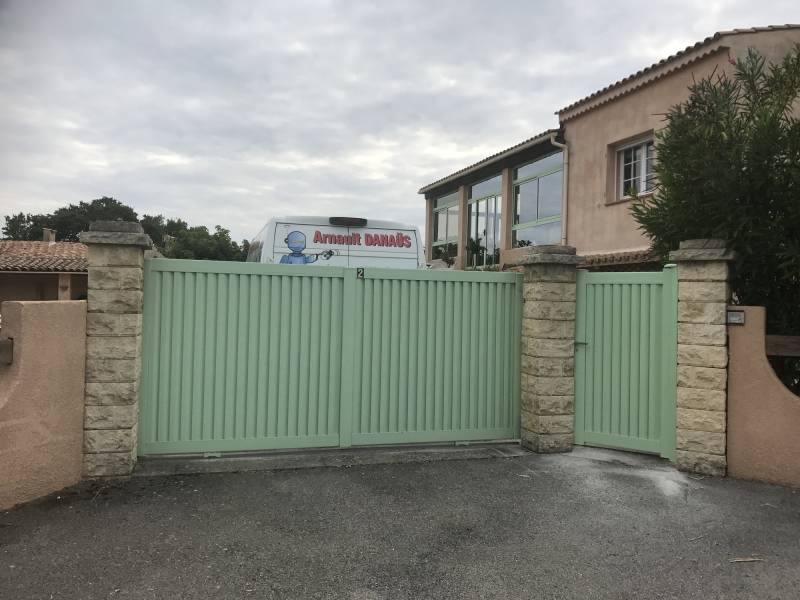 Portail coulissant avec remplissage occlusion partielle et motorisation FAAC sur PEYRUIS