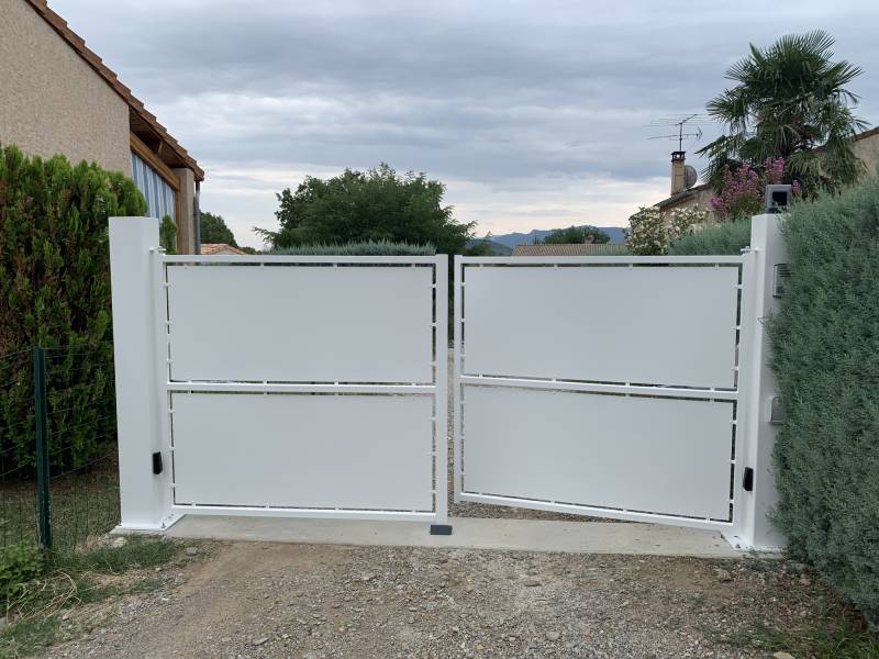 Installation d'un portail avec poteaux en acier Galvanisé et thermolaqué motorisé sur la commune de Laragne 05300