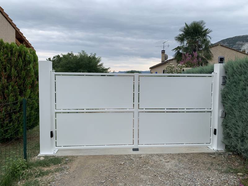 Installation d'un portail avec poteaux en acier Galvanisé et thermolaqué motorisé sur la commune de Laragne 05300