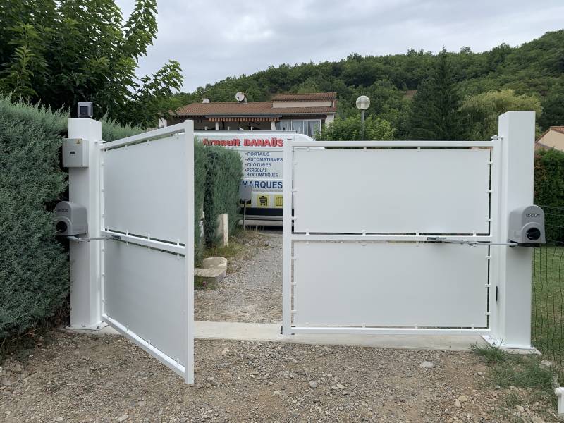 Installation d'un portail avec poteaux en acier Galvanisé et thermolaqué motorisé sur la commune de Laragne 05300