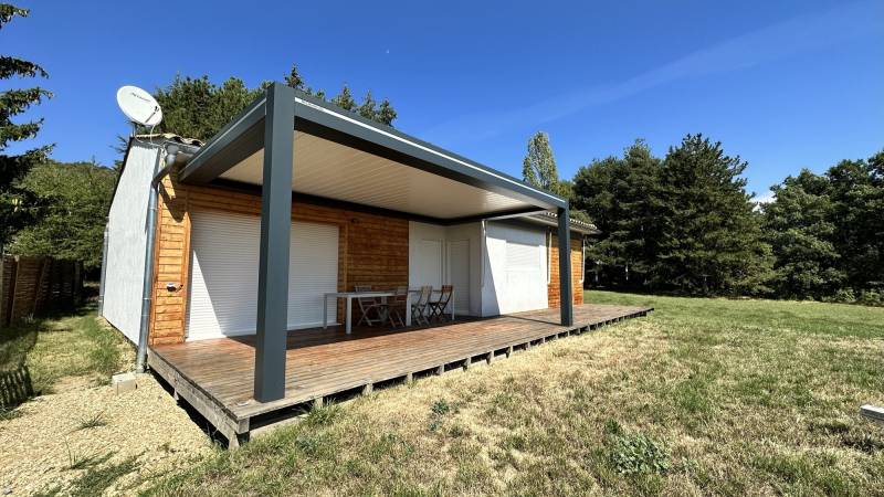 Installation Pergola Bioclimatique adossée sur maison en ossature bois sur Le Brusquet proche de Digne Les Bains