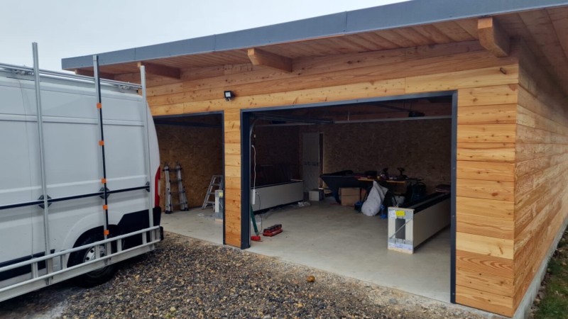 Pose de porte de garage sectionnele en cours de montage