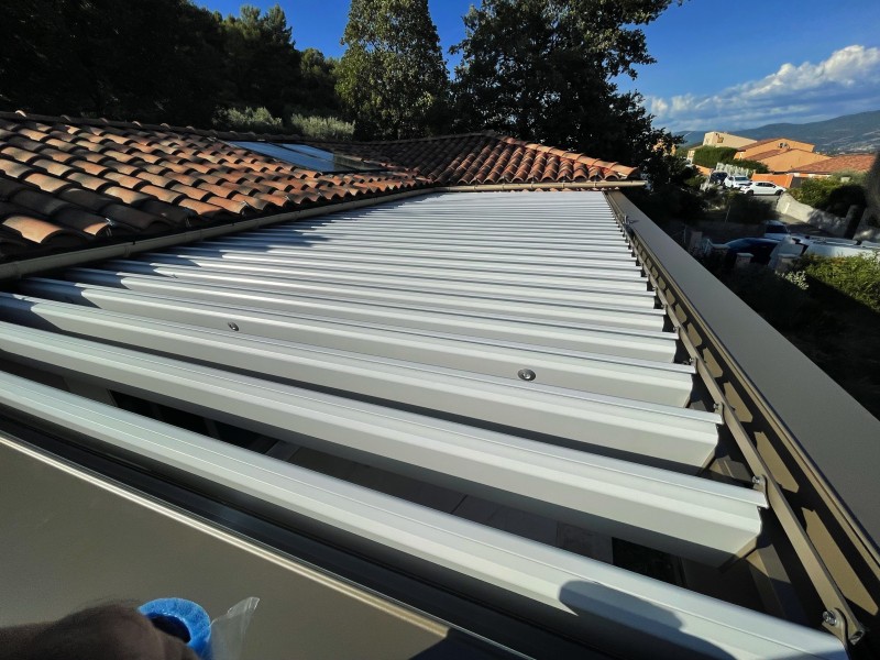 Lames orientable sur une pergola bioclimatique en aluminium dans le 04
