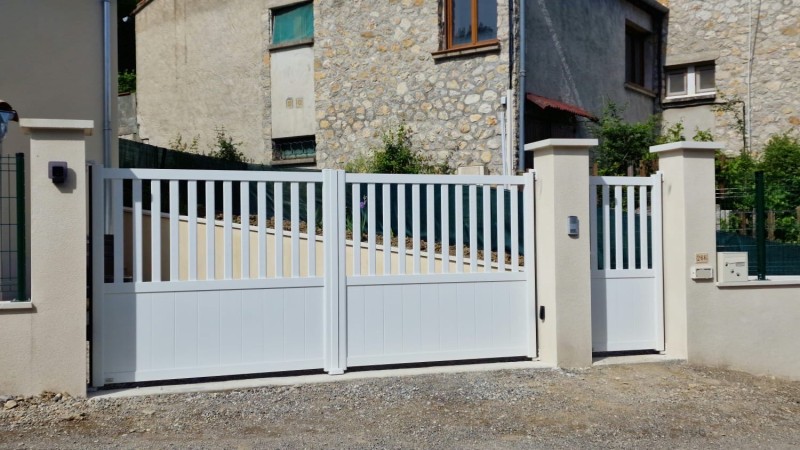 Portail en aluminium avec portillon blanc proche du POET