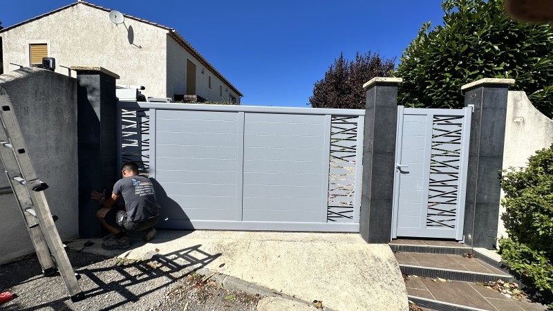 Pose en cours d'un portail en aluminium sur la commune de PEYRUIS