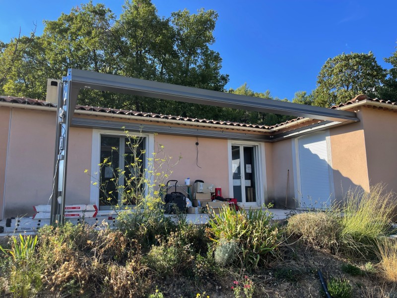 installation pergola bioclimatique à lames orientables sur Peyruis