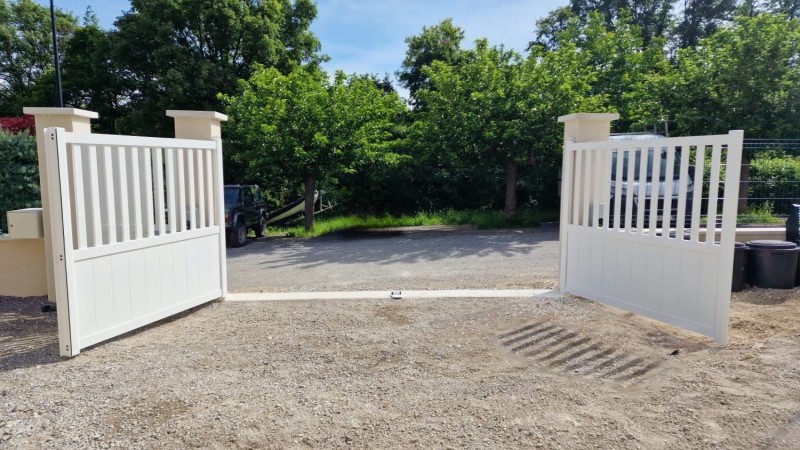 Installation d'un portail motorisé et d'un portillon en aluminium blanc proche du POET