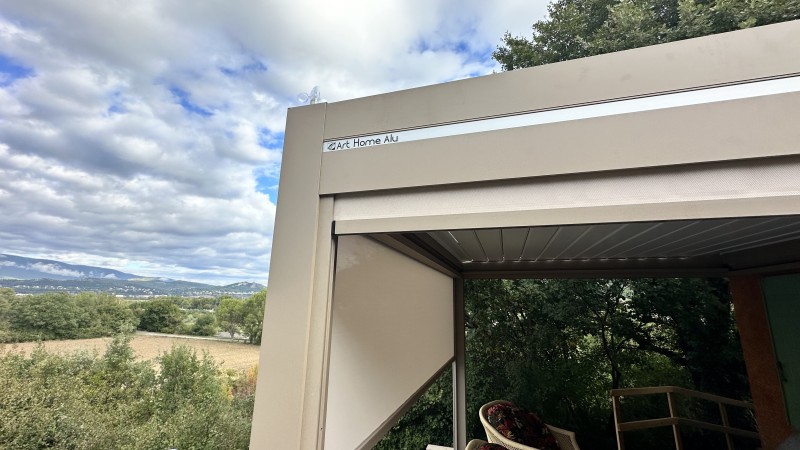 Pergola bioclimatique couleur RAL 7006 avec stores screen sur MALIJAI