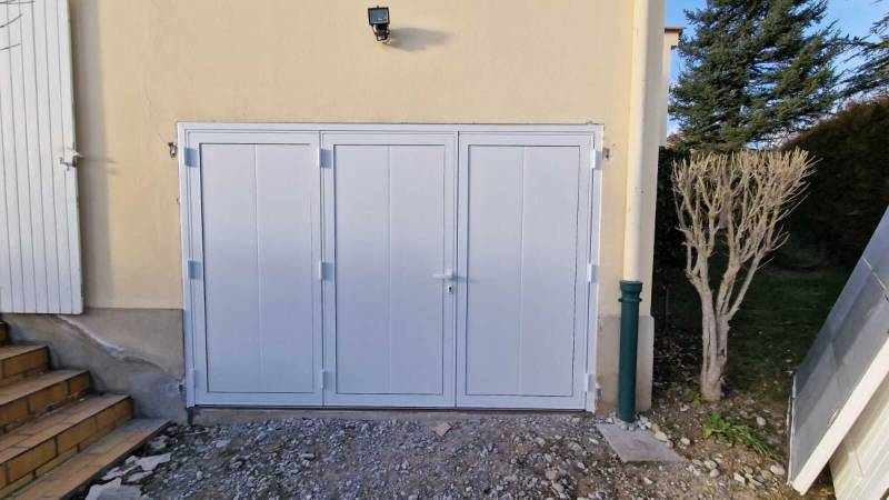 Porte pendant les travaux avant la pose de profils de finition sur Digne dans le 04