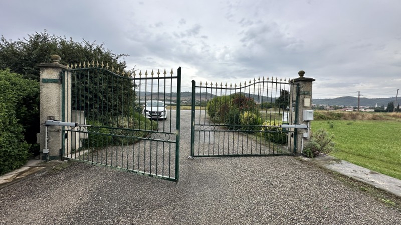 Mise en place d'une motorisation de portail sur un grand portail en acier sur ORAISON