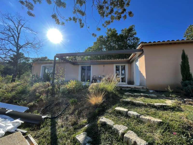 Mise en oeuvre d'une pergola bioclimatique sur la commune de Peyruis