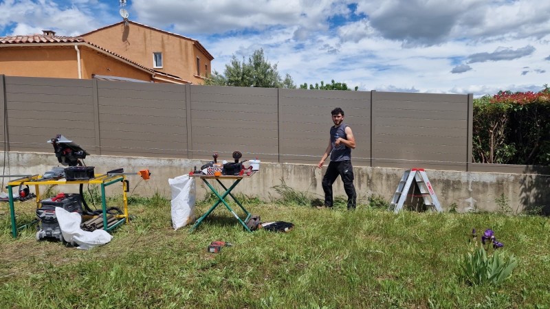 Pose clôture brise vu en aluminium sur PEYRUIS