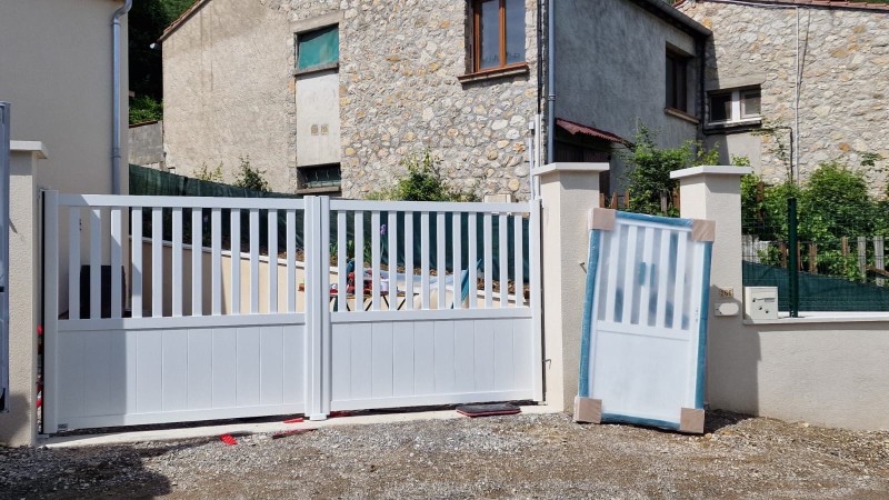 Installation en cours d'un portail et portillon en aluminium blanc Proche du POET