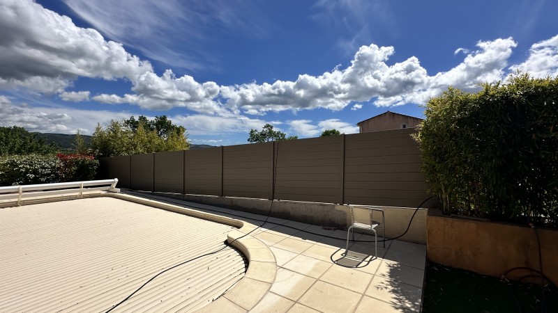 Installation clôture brise en aluminium sur la commune de PEYRUIS