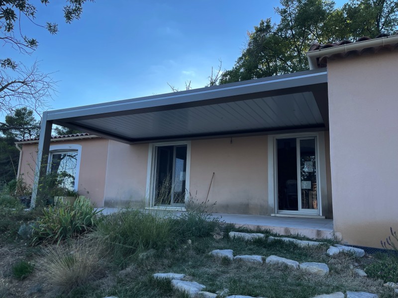 Pergola bioclimatique à lames orientable secteur Peyruis