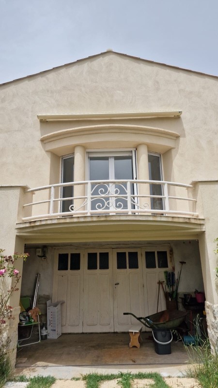 Installation store banne motorisé couleur beige sur FORCALQUIER