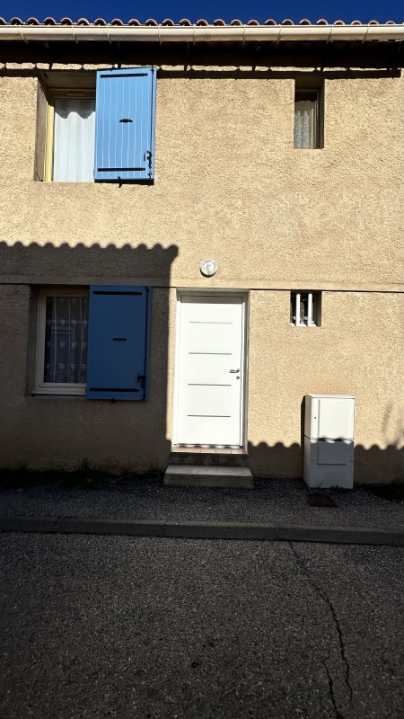 Remplacement d'une porte d'entrée par un modèle isolé sur Les Mees