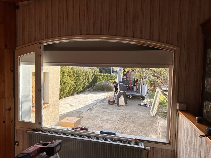 Démontage ancienne fenêtre en bois avant installation de la nouvelle en PVC sur CHATEAU ARNOUX