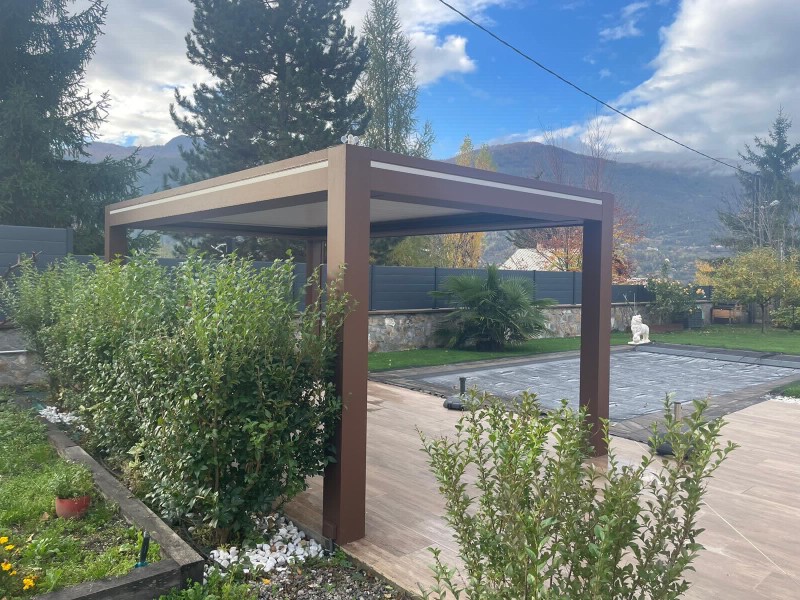 Pergola bioclimatique autoportée couleur rouille proche de GAP