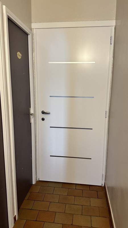 Vu intérieure d'une porte d'entrée isolée en acier sur Les Mees